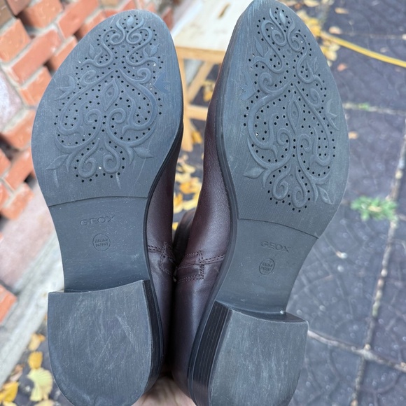 Sleek Geox knee-high leather boots in rich chocolate brown - Picture 5 of 12